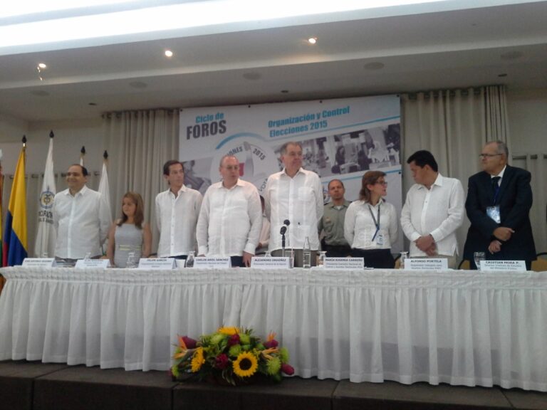 Con un panel sobre la política energética