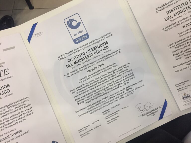El Instituto de Estudios del Ministerio Público ha sido certificado en calidad por ICONTEC International bajo la nueva versión de la norma ISO 9001:2015 y ha renovado el certificado en su norma NTCGP 1000:2009. El 16 de febrero de 2017