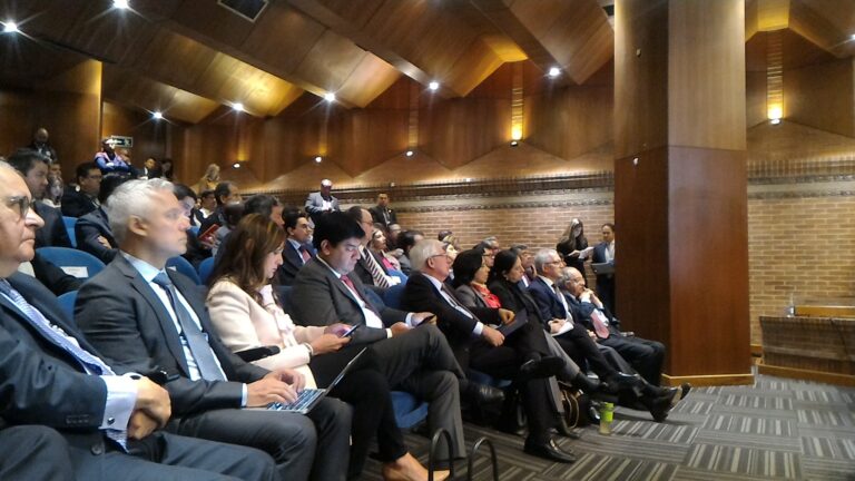 No me queda más que expresar mi profundo agradecimiento a todos los asistentes a este debate. Como Director del Instituto de Estudios del Ministerio Público de la Procuraduría General me permito recordar que esta es la primera de las varias reflexiones que serán lideradas a nivel nacional por parte del Señor Procurador Fernando Carrillo Flórez en el tema de la ética pública