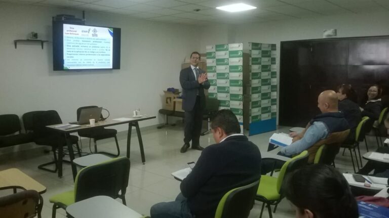 Un equipo de más de 30 servidores servidores públicos de la Superintendencia Nacional de Salud capacitados en Ética Pública por parte del Instituto de Estudios del Ministerio Público.