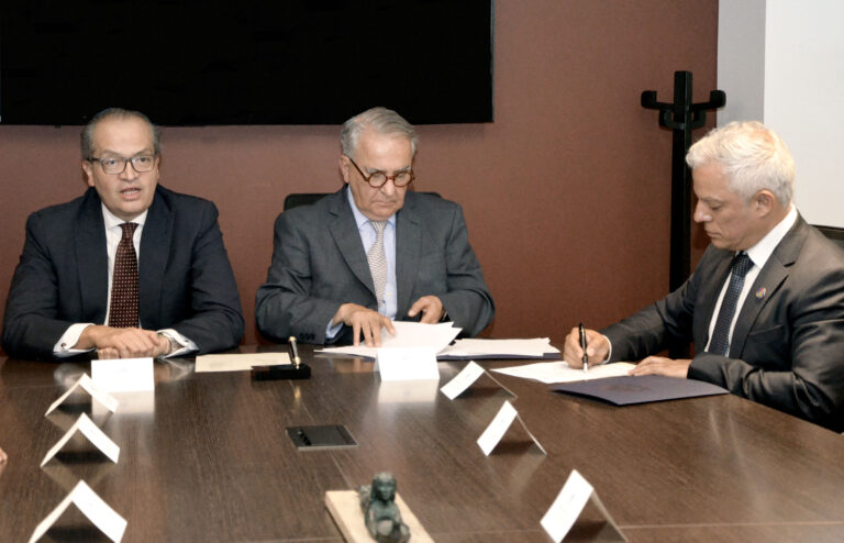 El Instituto de Estudios del Ministerio Público de la Procuraduría General de la Nación y la Escuela de Ética y Gobierno de la Universidad Javeriana firmaron un Convenio de Cooperación para integrar esfuerzos y  adelantar acciones conjuntas en temas de interés común. Acompañaron el acto de firma protocolaria el S.J. rector de la Pontificia Universidad Javeriana